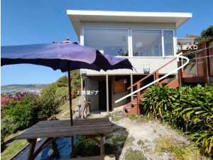 下のドアが部屋入口、階段上すぐが母屋入口です