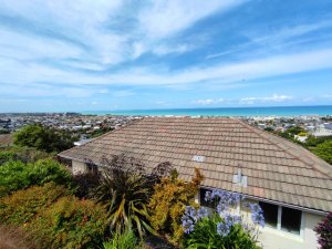 このレンガ屋根が母屋で、スリープアウトはすぐ隣にあります