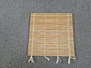10586