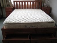 Queen pine bed