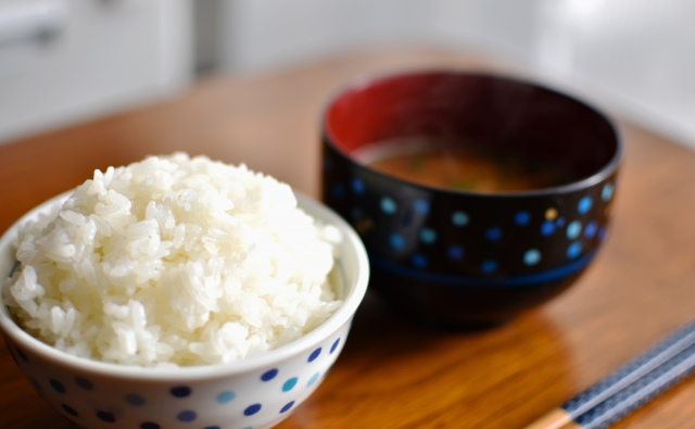 管理栄養士監修　主食を〇〇に変えるだけで脂質オフ！海外生活で太らない簡単ルール