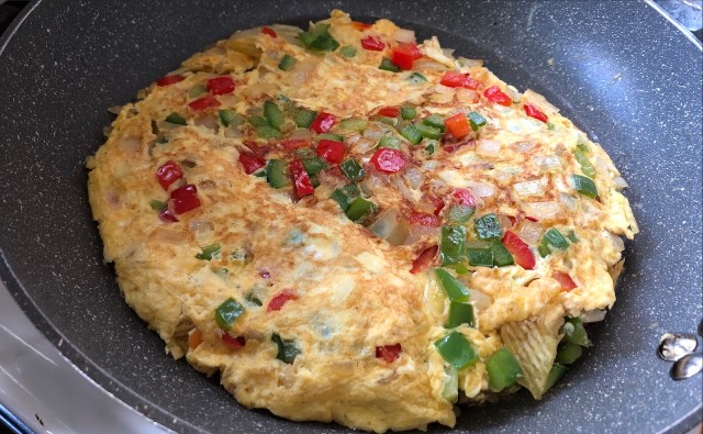 ポテトチップス入りスパニッシュオムレツ